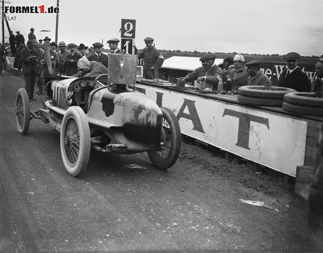 Foto zur News: "Bella Italia" hat in 67 Jahren Formel-1-Geschichte kein einziges Mal gefehlt. Der erste Italien-Grand-Prix überhaupt wird aber nicht im königlichen Park ausgetragen, sondern am 4. September 1921 im unweit gelegen Brescia. Schon ein Jahr später findet der Motorsport seine neue Heimat im Autodromo Nazionale, wo Pietro Bordino (im Bild) mit einem FIAT für den von den Tifosi umjubelten Premierenerfolg sorgt. Damals trauriger Motorsport-Alltag: Am Vortag verunglückt der Deutsche Gregor Kuhn tödlich.