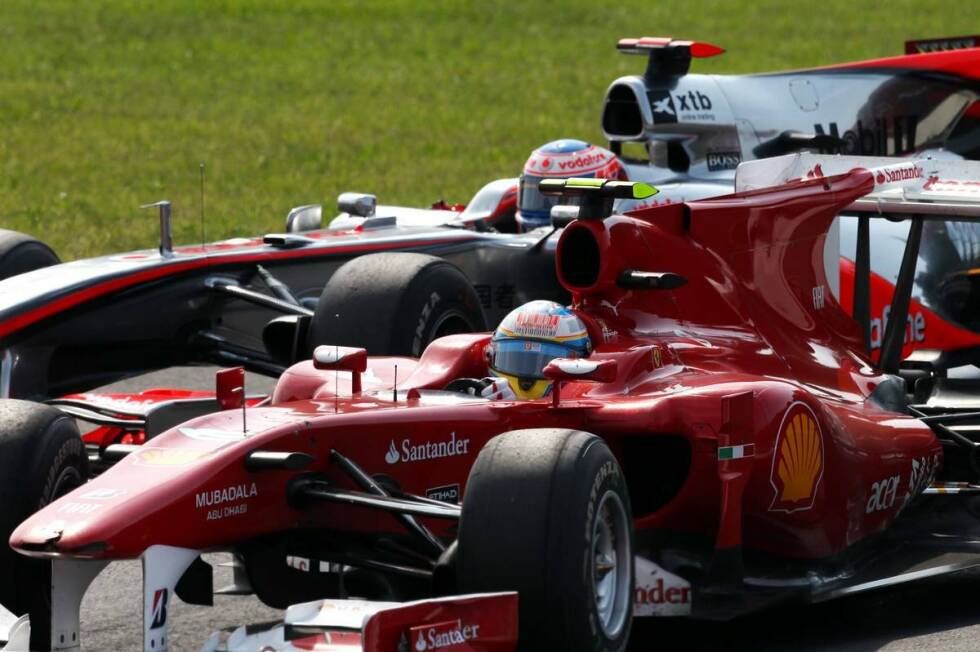 Foto zur News: 2010 die bislang letzte Ferrari-Sternstunde: Fernando Alonso kämpft Jenson Button nieder und sichert sich nach der Pole-Position auch den Sieg. Durch die Schnellste Runde gelingt ihm sogar das Triple. Danach beginnt eine Durststrecke für die leidenschaftlichen Tifosi.