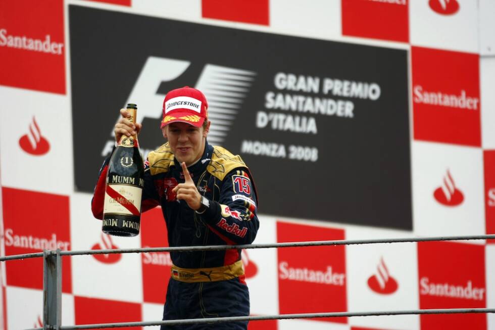 Foto zur News: ...doch Monza ist auch die Geburtsstätte eines neuen deutschen Stars: Im lombardischen Regen verteidigt der erst 21-jährige Sebastian Vettel 2008 im Toro Rosso sensationell seine Pole-Position und gewinnt als jüngster Fahrer aller Zeiten ein Formel-1-Rennen. Sein Rekord hält, bis ihn Max Verstappen in Barcelona 2016 ablöst. Er ist erst 18 Jahre alt.