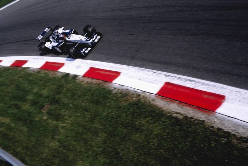 Foto zur News: Die schnellste Formel-1-Runde aller Zeiten gelingt Juan Pablo Montoya 2002 im Qualifying. Im Williams-BMW absolvierte er den Umlauf in 1:20.264 Minuten und fliegt mit einem Durchschnittstempo von 259,827 km/h zur Pole-Position. Drei-Liter-V10-Motoren machen es möglich.
