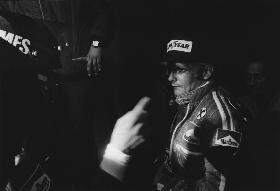 Foto zur News: Ein Jahr, nachdem er Ferrari in Monza mit seinem Sieg nach einer elfjährigen Durststrecke erlöste, ist Lauda 1976 unter ganz anderen Voraussetzungen der gefeierte Held der Italiener. Nach seinem Feuerunfall auf dem Nürburgring kehrt er entstellt und von starken Schmerzen geplagt in den Grand-Prix-Zirkus zurück, um das legendäre Duell mit James Hunt nicht zu verlieren. Viele Jahre später berichtet Lauda vom Freien Training und dem Losfahren aus der Box: &quot;In dem Moment habe ich beinahe in die Hose geschissen.&quot; Die Tapferkeit wird mit Rang vier im Rennen und einem Platz in den Herzen der Tifosi belohnt.