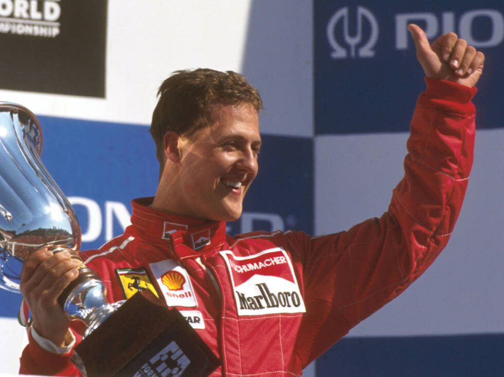 Foto zur News: 1996 beginnt die Ära von Michael Schumacher und Ferrari. Der Deutsche kann gleich sein erstes Ferrari-Rennen in Monza gewinnen. Ein Traumstart! Doch Triumph und Tragödie liegen in Monza stets eng beisammen: 2000 wird der Streckenposten Paolo Gislimberti von einem umherfliegenden Rad erschlagen, das sich von Heinz-Harald-Frentzens Jordan in einer Massenkollision löst.