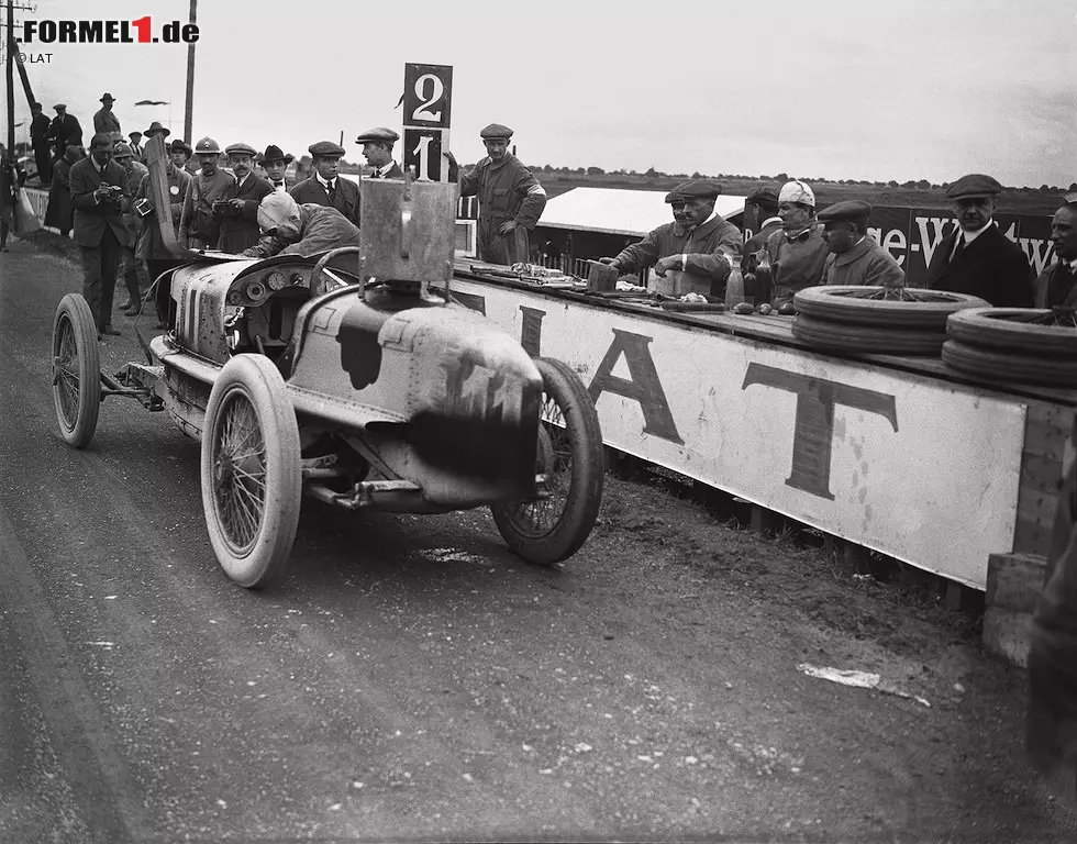 Foto zur News: &quot;Bella Italia&quot; hat in 67 Jahren Formel-1-Geschichte kein einziges Mal gefehlt. Der erste Italien-Grand-Prix überhaupt wird aber nicht im königlichen Park ausgetragen, sondern am 4. September 1921 im unweit gelegen Brescia. Schon ein Jahr später findet der Motorsport seine neue Heimat im Autodromo Nazionale, wo Pietro Bordino (im Bild) mit einem FIAT für den von den Tifosi umjubelten Premierenerfolg sorgt. Damals trauriger Motorsport-Alltag: Am Vortag verunglückt der Deutsche Gregor Kuhn tödlich.