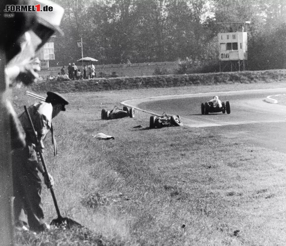 Foto zur News: Das Jahr 1961 geht als schwarze Stunde in die Formel-1-Geschichte ein. Auf dem Weg, sich mit einem weiteren Sieg zum ersten deutschen Formel-1-Weltmeister zu krönen, verunglückt Wolfgang Graf Berghe von Trips tödlich. Sein Ferrari kollidiert bei der Anfahrt zur Parabolica mit dem Lotus von Jim Clark. Der Kölner wird aus dem Wagen geschleudert, und bricht sich das Genick. Das Auto schlägt in den Fangzaun ein, was auch 15 Zuschauer das Leben kostet.