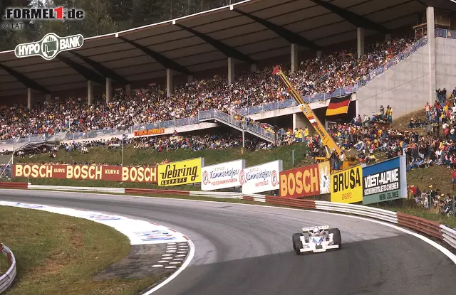 Foto zur News: Von Bernie Ecclestone, der seinen Piloten aus dem Cockpit zerren muss, über ein One-Hit-Wonder in der Mauer bis zur Tragödie um die scheinbar harmlosen Kopfschmerzen des Mark Donohue ist in der Österreich-Historie alles dabei.