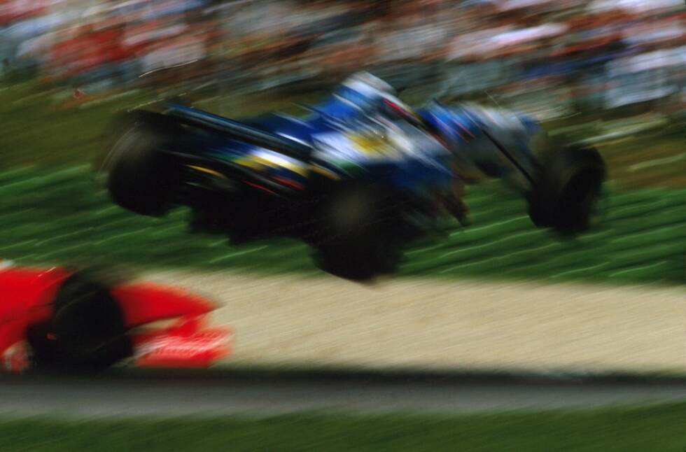 Foto zur News: 1997 kehrt die Formel 1 nach Spielberg zurück. Jacques Villeneuve gewinnt, die Szene des Tages liefert aber Jean Alesi: Der Franzose wagt ein übermotiviertes Manöver gegen Eddie Irvine und schießt über den roten Renner in die Luft.