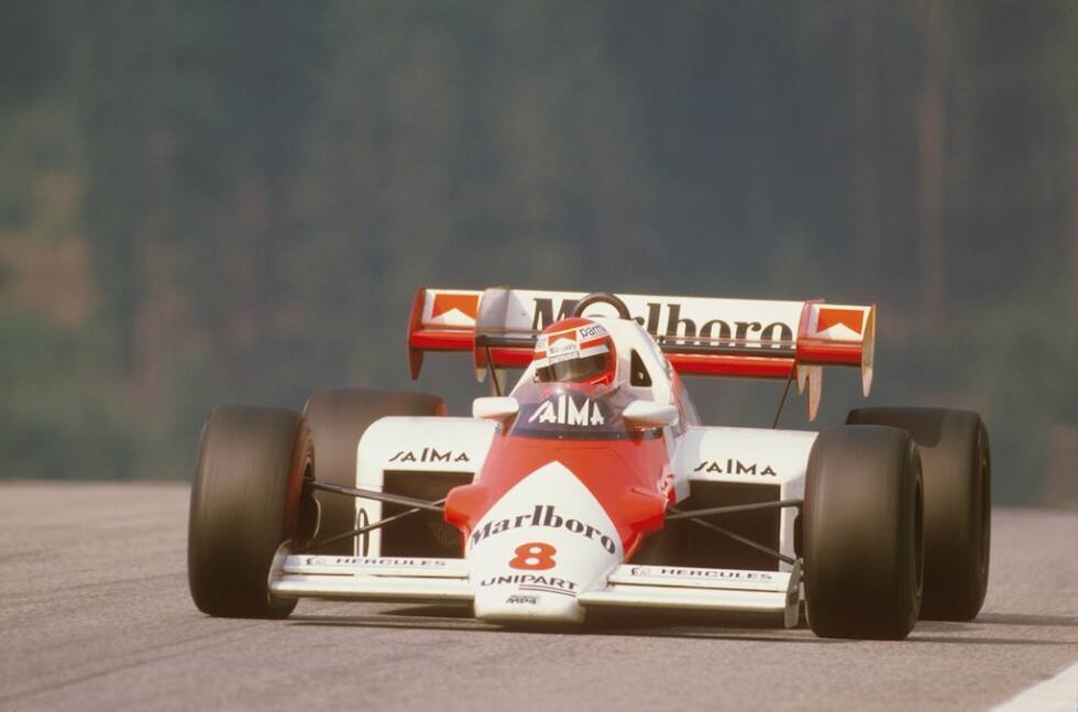 Foto zur News: Zwei Jahre später gibt es für Österreich den lange herbeigesehnten Formel-1-Feiertag. Im ersten Rennen der Geschichte der Königsklasse, in dem keine Autos mit Saugmotor zum Einsatz kamen, steht Niki Lauda für McLaren ganz oben auf dem Podest.