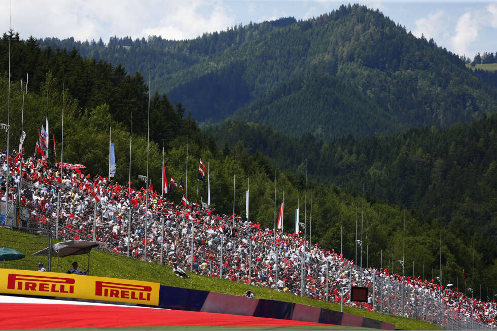 Foto zur News: Nach einer zehnjährigen Pause kehrt die Formel 1 2014 auf den mittlerweile in Red-Bull-Ring umbenannten Kurs zurück und feiert dort ein rot-weiß-rotes Fest.