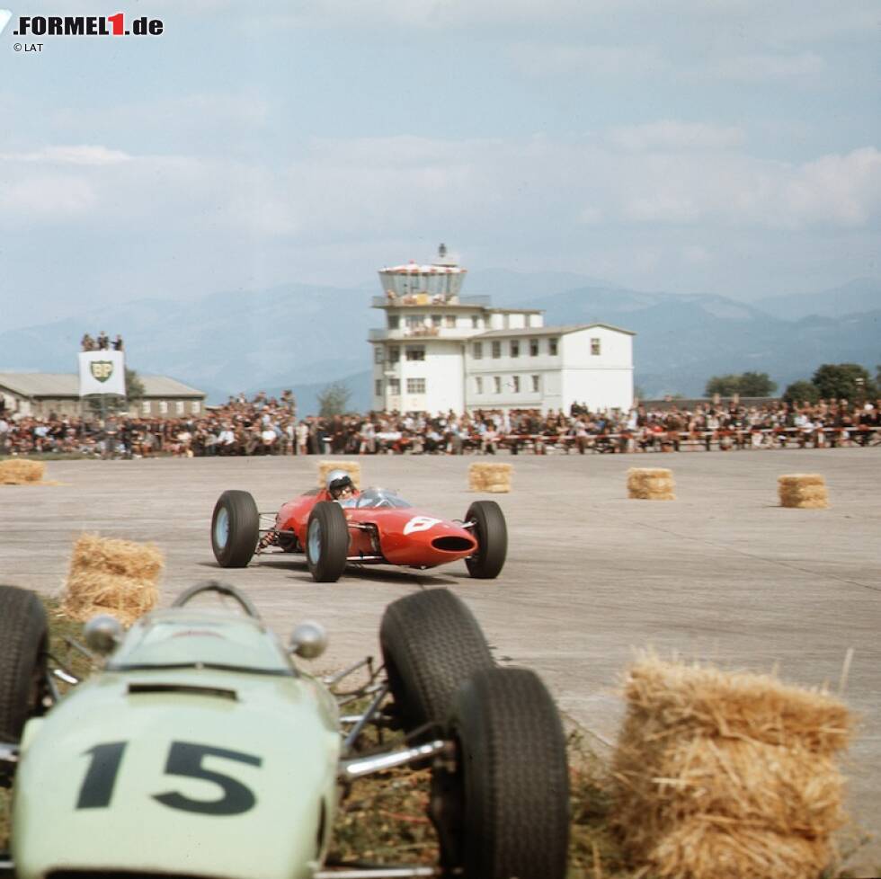 Foto zur News: Österreich erlebt seine Formel-1-Premiere am 1. September 1963. Die Boliden rasen auf dem Militärflugfeld Zeltweg. Weil die Asphaltoberfläche extrem rau und uneben ist, scheiden viele Teilnehmer nach wenigen Runden mit mechanischen Defekten aus. Der Sieg geht an Jack Brabham.
