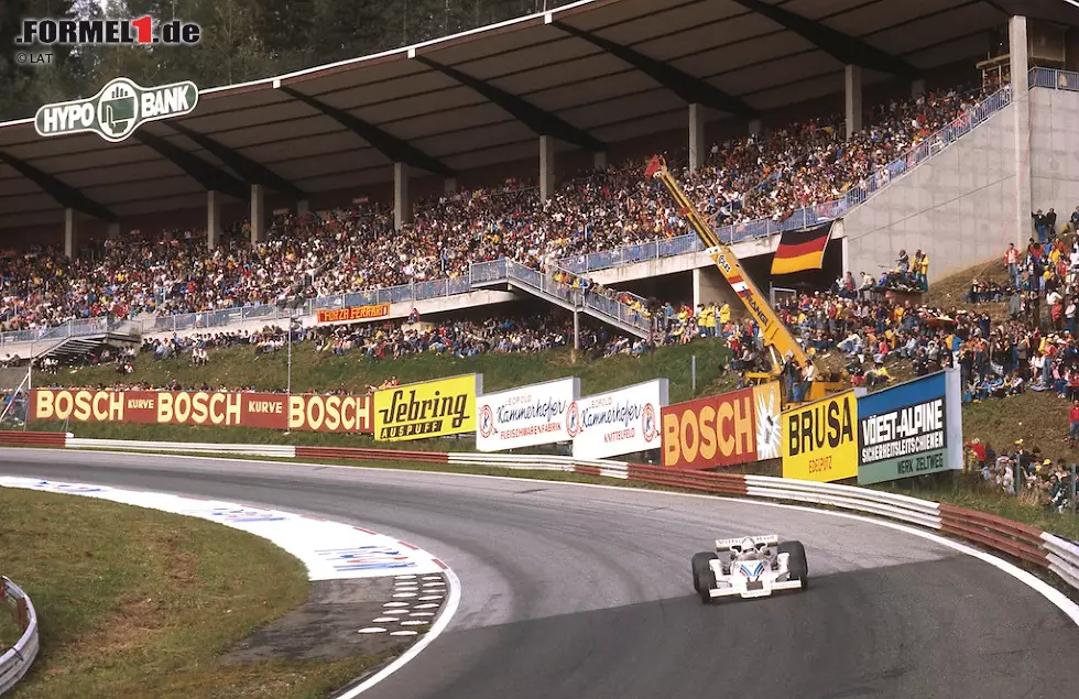 Foto zur News: Von Bernie Ecclestone, der seinen Piloten aus dem Cockpit zerren muss, über ein One-Hit-Wonder in der Mauer bis zur Tragödie um die scheinbar harmlosen Kopfschmerzen des Mark Donohue ist in der Österreich-Historie alles dabei.