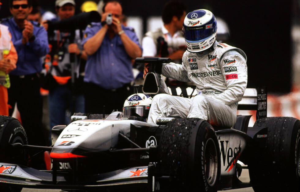 Foto zur News: 2001 gibt es nochmals ein großes Drama: Mika Häkkinen im McLaren liegt mit über 40 Sekunden in Führung und hat sogar schon den auf Rang drei befindlichen Juan Pablo Montoya überholt, als die Hydraulik in der letzten Runde versagt. Der Finne rollt weniger als drei Kilometer vor dem Sieg aus, Schumacher erbt. Immerhin gibt es von Teamkollege David Coulthard eine Taxifahrt - ohne Geldstrafe.