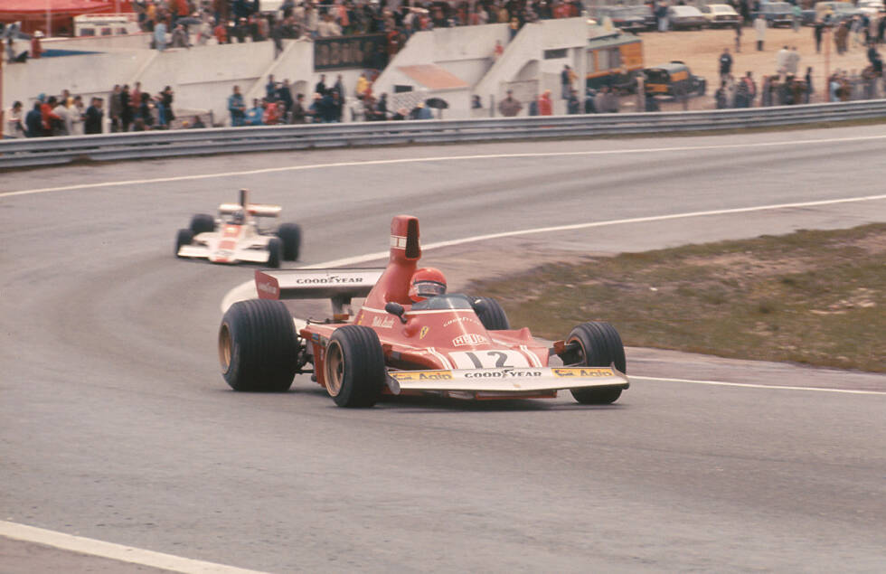 Foto zur News: 1974 - wieder in Jarama - schlägt eine historische Stunde. Niki Lauda gewinnt für Ferrari das erste Formel-1-Rennen seiner Karriere. Ab zunächst nasser, dann aber abtrocknender Strecke profitiert Lauda von technischen Defekten an den Autos von Ronnie Peterson und Jacky Ickx.