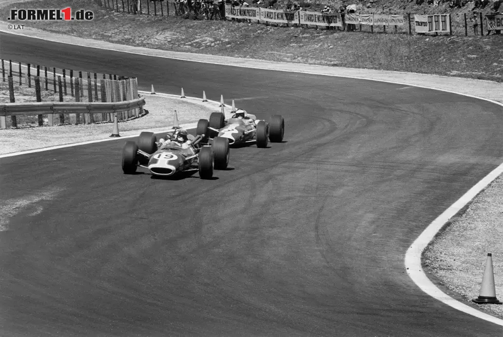 Foto zur News: Doch schon zu Zeiten Francos geht es zurück nach Spanien. Genauer gesagt nach Jarama. 1967 eröffnet der nationale Motorsport-Verband nördlich von Madrid eine neue permanente Rennstrecke mit einem Grand Prix, der nicht zur Meisterschaft zählt: Jim Clark gewinnt für Lotus auf einer nur 3,850 Kilometer langen, aber kurvenreichen Bahn im spanischen Niemandsland.