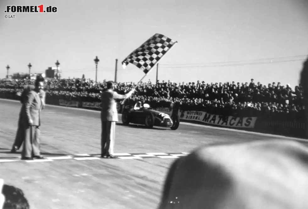 Foto zur News: Alles begann am 28. Oktober 1951: In Spanien, das damals unter der Diktatur Francos leidet und von der wirtschaftlichen Prosperität anderer europäischer Staaten weit entfernt ist, wird erstmals ein Grand Prix ausgetragen. Die Wahl fällt auf das beschauliche Örtchen Pedralbes vor den Toren Barcelonas. Das katalanische Dorf, das sonst nur für ein gothisches Kloster bekannt ist, erlebt den ersten WM-Titel Juan Manuel Fangios. Für Alfa Romeo gewinnt er das Saisonfinale und damit auch die Krone gegen Alberto Ascari.