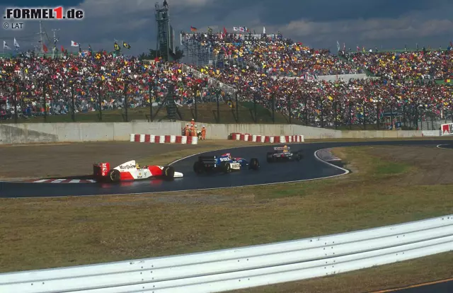 1993 holt sich Ayrton Senna (McLaren) seinen zweiten Suzuka-Sieg nach 1988. Der Titel ist längst zu Gunsten von Alain Prost (Williams) entschieden. Schlagzeilen macht Senna weniger mit seinem Sieg als vielmehr mit seinem Faustschlag gegen Formel-1-Debütant Eddie Irvine. Der Jordan-Pilot hat Senna beim Zurückrunden in Bedrängnis gebracht. Foto zur News: 1993 holt sich Ayrton Senna (McLaren) seinen zweiten Suzuka-Sieg nach 1988. Der Titel ist längst zu Gunsten von Alain Prost (Williams) entschieden. Schlagzeilen macht Senna weniger mit seinem Sieg als vielmehr mit seinem Faustschlag gegen Formel-1-Debütant Eddie Irvine. Der Jordan-Pilot hat Senna beim Zurückrunden in Bedrängnis gebracht.