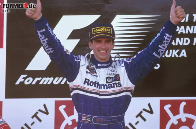 1996 endlich ist Damon Hill nicht zu schlagen. Suzuka ist erstmals das Saisonfinale. Hill gewinnt das Rennen und damit den WM-Titel vor Williams-Teamkollege Jacques Villeneuve, der nach Radverlust aufgeben muss. Foto zur News: 1996 endlich ist Damon Hill nicht zu schlagen. Suzuka ist erstmals das Saisonfinale. Hill gewinnt das Rennen und damit den WM-Titel vor Williams-Teamkollege Jacques Villeneuve, der nach Radverlust aufgeben muss.