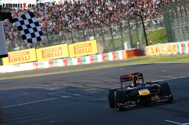 2009 kehrt die Formel 1 nach Suzuka zurück und Sebastian Vettel (Red Bull) ist der neue Dominator. Der Deutsche gewinnt 2009, 2010, 2012 und 2013, während 2011 Jenson Button (McLaren) die Oberhand behält. Mit seinem 2012er-Suzuka-Sieg fixiert Vettel seinen dritten WM-Titel. Foto zur News: 2009 kehrt die Formel 1 nach Suzuka zurück und Sebastian Vettel (Red Bull) ist der neue Dominator. Der Deutsche gewinnt 2009, 2010, 2012 und 2013, während 2011 Jenson Button (McLaren) die Oberhand behält. Mit seinem 2012er-Suzuka-Sieg fixiert Vettel seinen dritten WM-Titel.