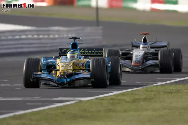 Nach Barrichellos Sieg 2003 und Schumachers sechstem Suzuka-Sieg 2004 kämpfen 2005 Giancarlo Fisichella (Renault) und Kimi Räikkönen (McLaren) um den Japan-Triumph. Der Finne setzt sich dank eines spektakulären Manövers durch. Foto zur News: Nach Barrichellos Sieg 2003 und Schumachers sechstem Suzuka-Sieg 2004 kämpfen 2005 Giancarlo Fisichella (Renault) und Kimi Räikkönen (McLaren) um den Japan-Triumph. Der Finne setzt sich dank eines spektakulären Manövers durch.
