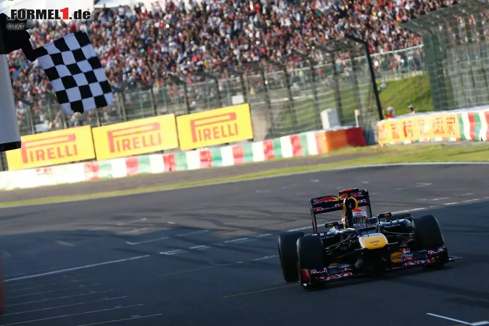 2009 kehrt die Formel 1 nach Suzuka zurück und Sebastian Vettel (Red Bull) ist der neue Dominator. Der Deutsche gewinnt 2009, 2010, 2012 und 2013, während 2011 Jenson Button (McLaren) die Oberhand behält. Mit seinem 2012er-Suzuka-Sieg fixiert Vettel seinen dritten WM-Titel. Foto zur News: 2009 kehrt die Formel 1 nach Suzuka zurück und Sebastian Vettel (Red Bull) ist der neue Dominator. Der Deutsche gewinnt 2009, 2010, 2012 und 2013, während 2011 Jenson Button (McLaren) die Oberhand behält. Mit seinem 2012er-Suzuka-Sieg fixiert Vettel seinen dritten WM-Titel.