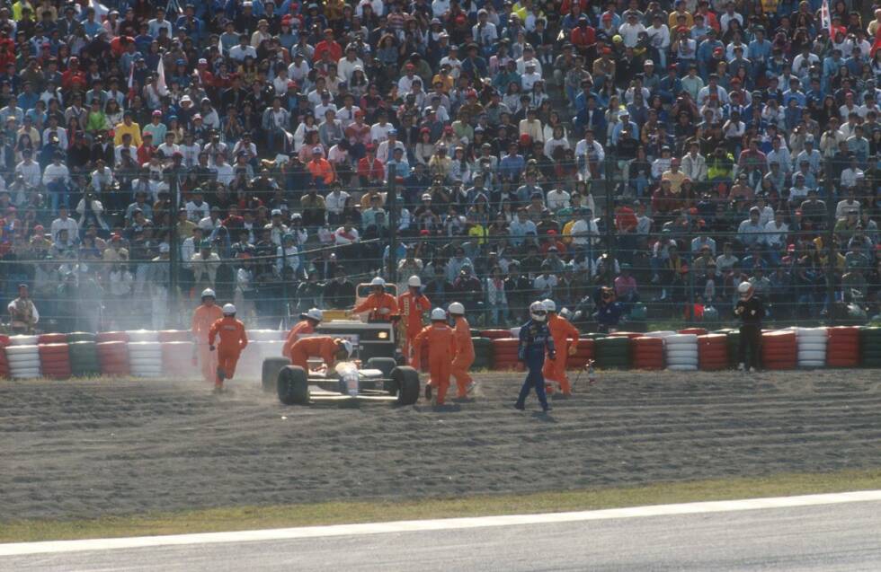 Foto zur News: 1991 kommt es in Suzuka zum WM-Showdown zwischen Ayrton Senna (McLaren) und Nigel Mansell (Williams). Der Brite verliert seinen Boliden auf der Verfolgung von Senna in Kurve eins der zehnten Runde. Das Rennen und (wieder einmal) die WM sind für Mansell gelaufen. Sieger wird ...