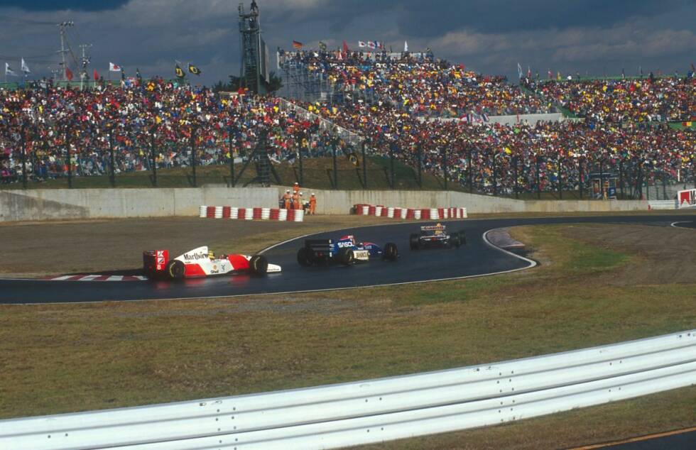 Foto zur News: 1993 holt sich Ayrton Senna (McLaren) seinen zweiten Suzuka-Sieg nach 1988. Schlagzeilen macht Senna weniger mit seinem Sieg als vielmehr mit seinem Faustschlag gegen Formel-1-Debütant Eddie Irvine. Der Jordan-Pilot hat Senna beim Zurückrunden in Bedrängnis gebracht.