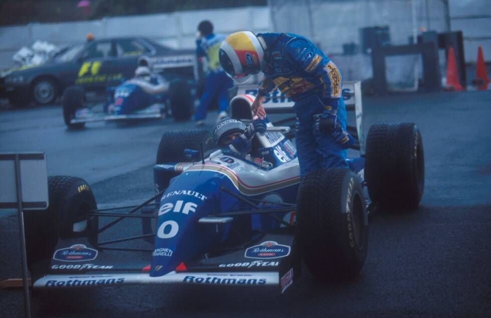 Foto zur News: ... findet bei sintflutartigem Regen statt. Damon Hill (Williams) setzt sich gegen Schumacher durch und vertagt damit die WM-Entscheidung bis Adelaide. Dort wird Schumacher im Zuge einer Kollision mit Hill erstmals Weltmeister. 1995 gewinnt der Benetton-Pilot sowohl in Aida als auch in Suzuka und wird erneut Champion.