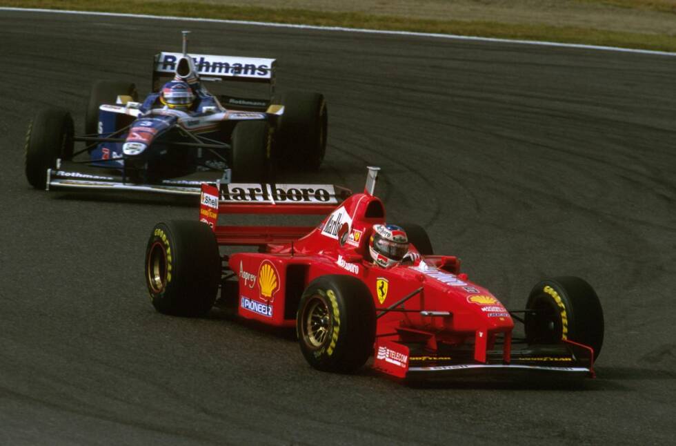 Foto zur News: 1997 ist Suzuka das vorletzte Rennen im Kalender. Michael Schumacher (Ferrari) holt sich den Sieg, verspielt die Chance auf den WM-Titel aber beim Saisonfinale in Jerez, als er versucht, WM-Gegner Jacques Villeneuve (Williams) abzuschießen und dabei selbst ausfällt.