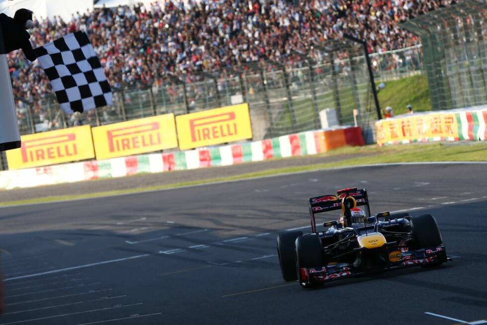 Foto zur News: 2009 kehrt die Formel 1 nach Suzuka zurück und Sebastian Vettel (Red Bull) ist der neue Dominator. Der Deutsche gewinnt 2009, 2010, 2012 und 2013, während 2011 Jenson Button (McLaren) die Oberhand behält. Mit seinem 2012er-Suzuka-Sieg fixiert Vettel seinen dritten WM-Titel.