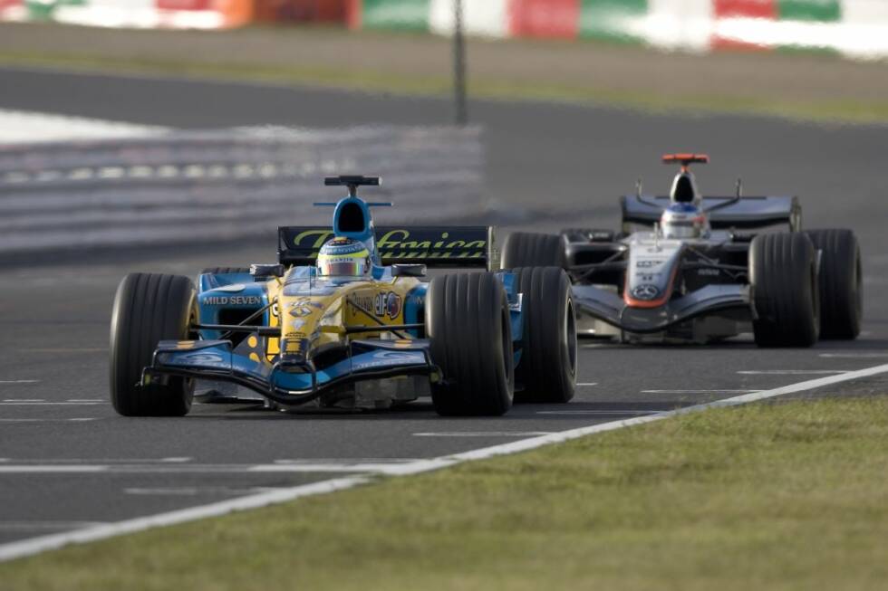 Foto zur News: Nach Barrichellos Sieg 2003 und Schumachers sechstem Suzuka-Sieg 2004 kämpfen 2005 Giancarlo Fisichella (Renault) und Kimi Räikkönen (McLaren) um den Japan-Triumph. Der Finne setzt sich dank eines spektakulären Manövers durch.