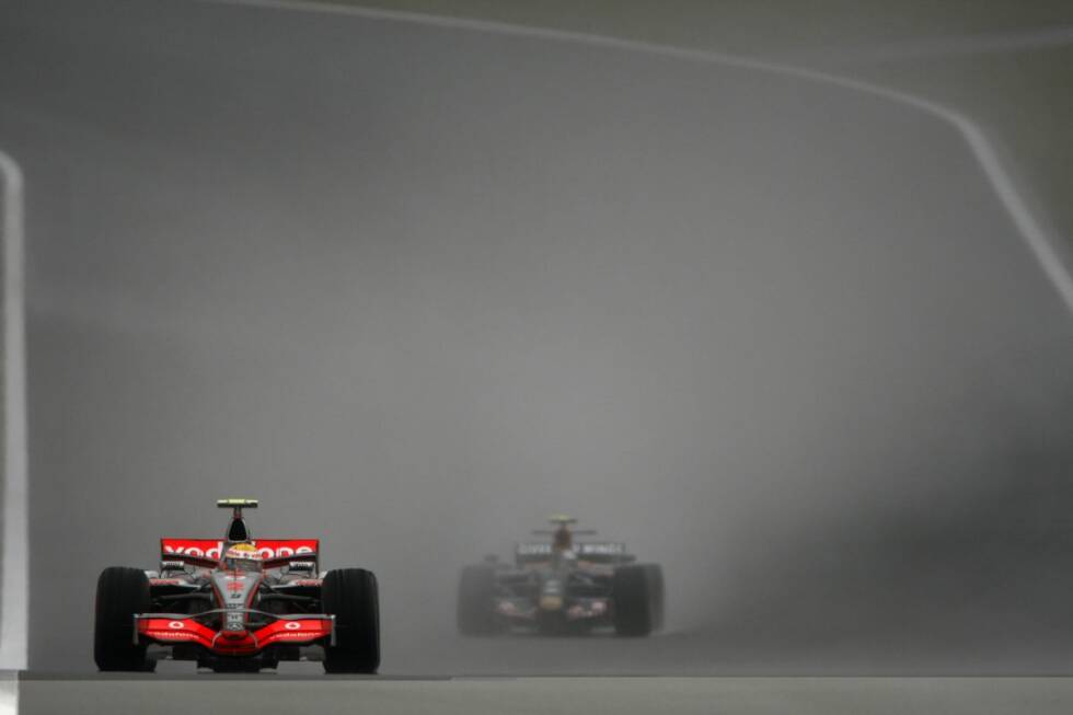 Foto zur News: 2007 gastiert die Formel 1 erstmals seit 1977 wieder in Fuji. Der Kurs ist inzwischen modernisiert worden. Das Comeback am Mount Fuji ist komplett verregnet und wird von Lewis Hamilton (McLaren) gewonnen.