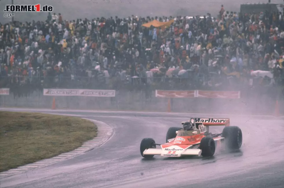 Foto zur News: Der erste Grand Prix von Japan findet am 24. Oktober 1976 in Fuji statt. Im denkwürdigen Regenrennen holt sich Andretti (Lotus) den Sieg. Die Schlagzeilen beherrschen Lauda und Hunt. Der Brite holt sich den Titel, als der Österreicher seinen Boliden abstellt. Lauda wollte nach seinem Nürburgring-Crash kein Risiko eingehen.