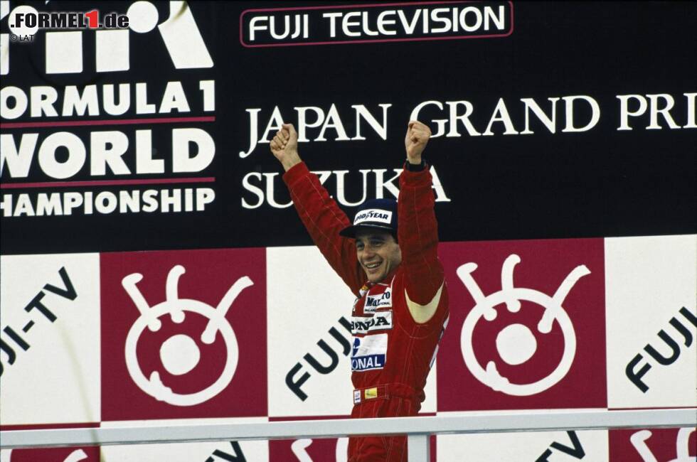Foto zur News: 1988 holt sich McLaren-Pilot Ayrton Senna mit einem Sieg in Suzuka den ersten seiner drei WM-Titel. Nach schlechtem Start kämpft sich der Brasilianer durchs Feld und kauft schließlich auch Teamkollege und WM-Rivale Alain Prost den Schneid ab.