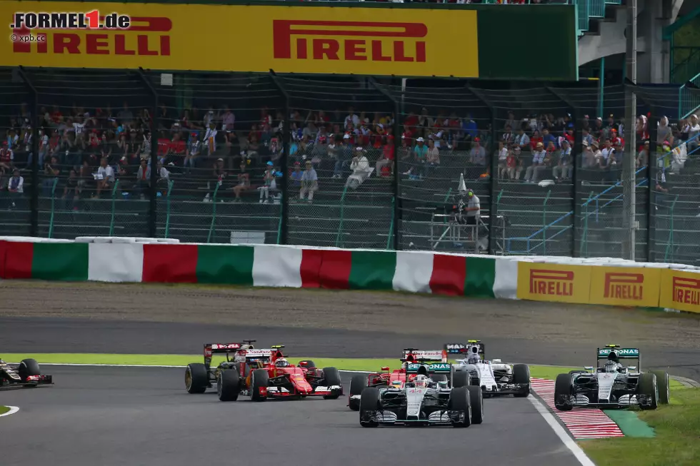 Vorentscheidung in der WM 2015: Lewis Hamilton gewinnt den Start gegen Polesetter Nico Rosberg, drückt seinen Mercedes-Teamkollegen in der ersten Kurve aber brutal nach außen. Teamintern gibt's Stunk, aber 48 Punkte Vorsprung bei fünf noch zu fahrenden Rennen sprechen eine klare Sprache. Foto zur News: Vorentscheidung in der WM 2015: Lewis Hamilton gewinnt den Start gegen Polesetter Nico Rosberg, drückt seinen Mercedes-Teamkollegen in der ersten Kurve aber brutal nach außen. Teamintern gibt's Stunk, aber 48 Punkte Vorsprung bei fünf noch zu fahrenden Rennen sprechen eine klare Sprache.