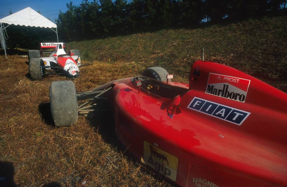Foto zur News: 1990 sieht die zweite Suzuka-Kollision der WM-Rivalen Ayrton Senna und Alain Prost. Der Franzose fährt inzwischen für Ferrari und erwischt den besseren Start, doch schon in der ersten Kurve ist alles entschieden. Senna rammt den Ferrari von der Strecke, weil er sich von Balestre betrogen sah. Der FISA-Präsident hatte die Pole-Position kurzfristig auf die schmutzige Seite der Strecke verlegen lassen. Den Sieg ...