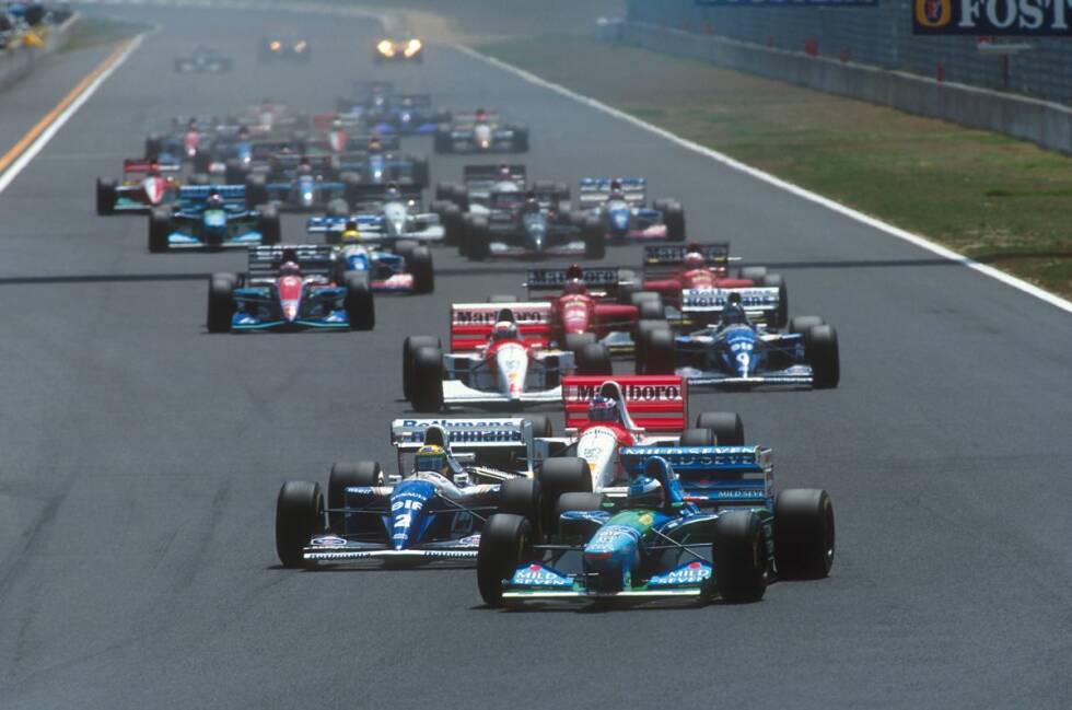 Foto zur News: 1994 gibt es erstmals ein zweites Rennen in Japan: den Pazifik-Grand-Prix in Aida. Polesetter Ayrton Senna (Williams) wird in der ersten Kurve von Mika Häkkinen (McLaren) umgedreht. Michael Schumacher (Benetton) gewinnt. Das Suzuka-Rennen 1994 ...