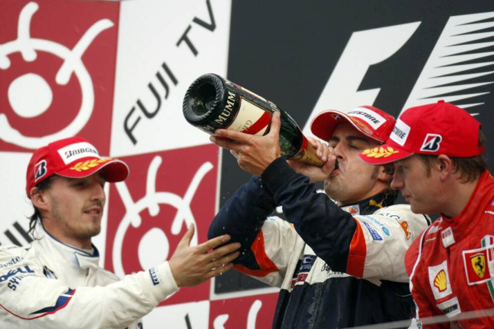 Foto zur News: Auch 2008 wird in Fuji gefahren. Auf dem Podium feiern Sieger Fernando Alonso (Renault), der Zweitplatzierte Robert Kubica (BMW-Sauber) und der Drittplatzierte Kimi Räikkönen (Ferrari).