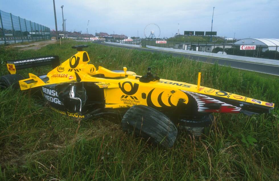 Foto zur News: ... endet 2001 in Suzuka die Formel-1-Karriere von Jean Alesi. Der Franzose kollidert mit seinem Jordan mit Rookie Kimi Räikkönen (Sauber) und sieht die Zielflagge in seinem 201. und letzten Rennen nicht.