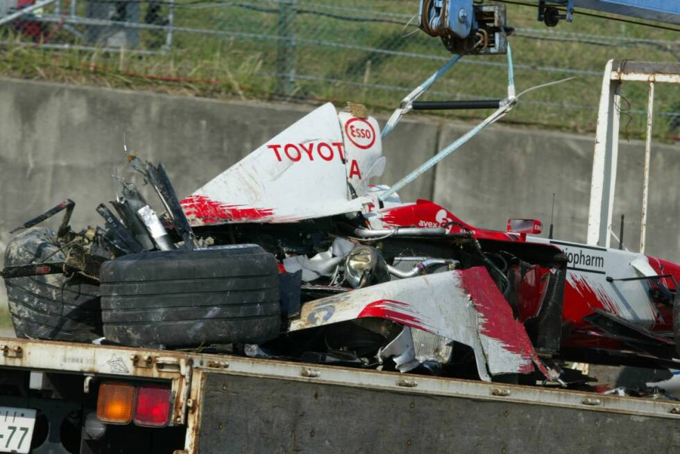Foto zur News: 2002 wird Schumachers Suzuka-Triumph von einem schweren Crash von Toyota-Pilot Allan McNish überschattet. Der Schotte hat beim heftigen Qualifying-Abflug in der 130R-Kurve großes Glück, mit leichten Verletzungen davonzukommen. Auf das Rennen muss McNish aber verzichten - Ende der Formel-1-Karriere für den Schotten.