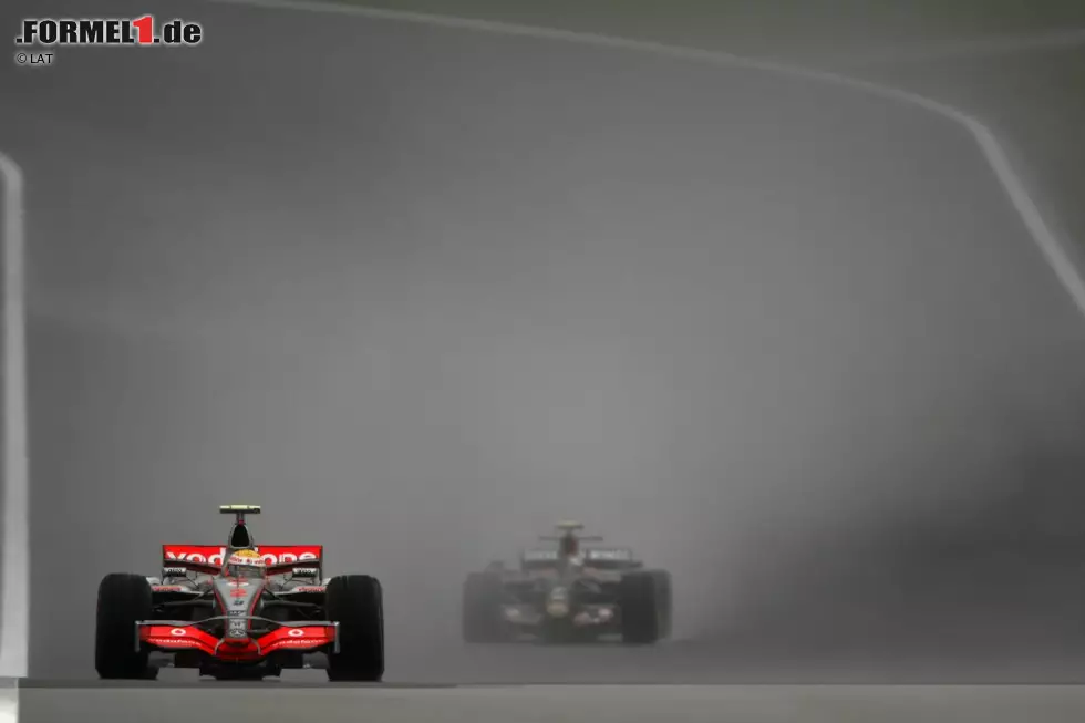 2007 gastiert die Formel 1 erstmals seit 1977 wieder in Fuji. Der Kurs ist inzwischen modernisiert worden. Das Comeback am Mount Fuji ist komplett verregnet und wird von Lewis Hamilton (McLaren) gewonnen. Foto zur News: 2007 gastiert die Formel 1 erstmals seit 1977 wieder in Fuji. Der Kurs ist inzwischen modernisiert worden. Das Comeback am Mount Fuji ist komplett verregnet und wird von Lewis Hamilton (McLaren) gewonnen.