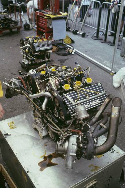 Foto zur News: Turbomotoren in der Formel 1. Das gab es doch schon einmal! Allerdings, und zwar vor einigen Jahrzehnten. Zur Saison 2014 kehren Kompressions-Triebwerke in die Königsklasse zurück. Zur Einstimmung darauf blicken wir in dieser Fotostrecke auf die erste Turbo-Ära in der Formel 1 zurück. Gehen Sie mit uns auf eine Zeitreise in die späten 1970er-Jahre, als die Ingenieure von Renault mit einem damals neuen Formel-1-Motorenkonzept aufwarteten...