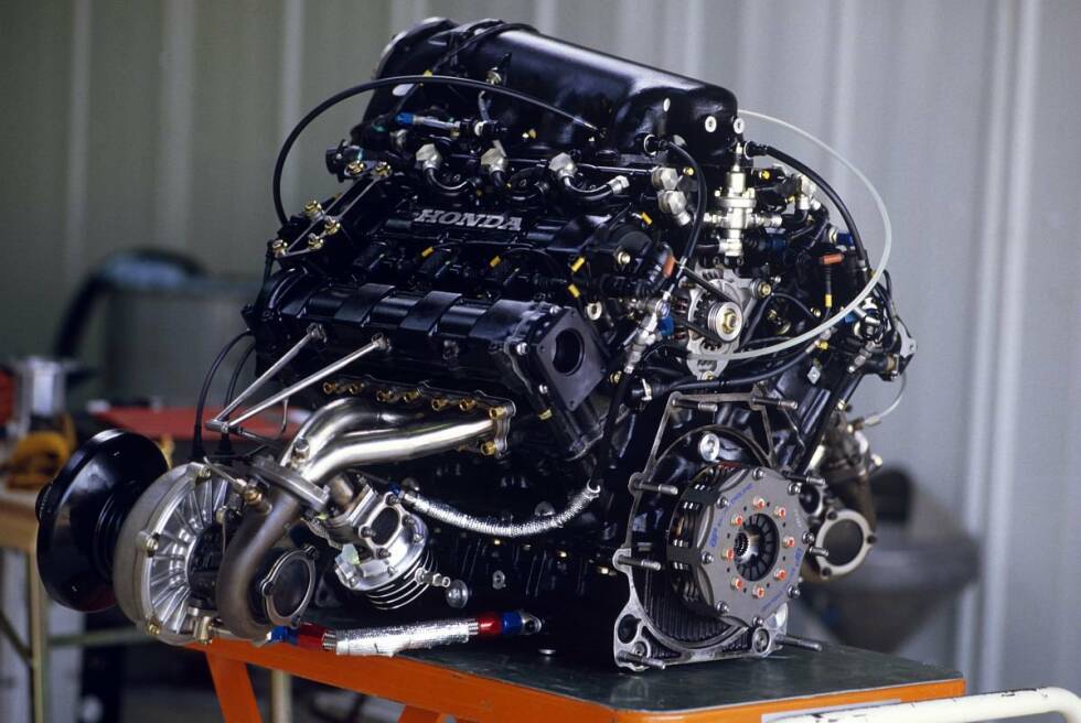 Foto zur News: Den beeindruckenden Schlusspunkt der ersten Turbo-Ära in der Formel 1 setzte Honda 1988 mit dem RA168E-V6-Triebwerk. Es leistete, durch die Regeln beschränkt auf 2,5 bar Ladedruck und eine maximale Spritmenge von 155 Litern, 680 PS bei 14.000 Umdrehungen pro Minute. Sein Vorgänger, der RA167E hatte bei 4,0 bar Ladedruck noch über 1.000 PS erzielt. Die Spitzenwerte im Qualifying lagen sogar jenseits von 1.300 PS!
