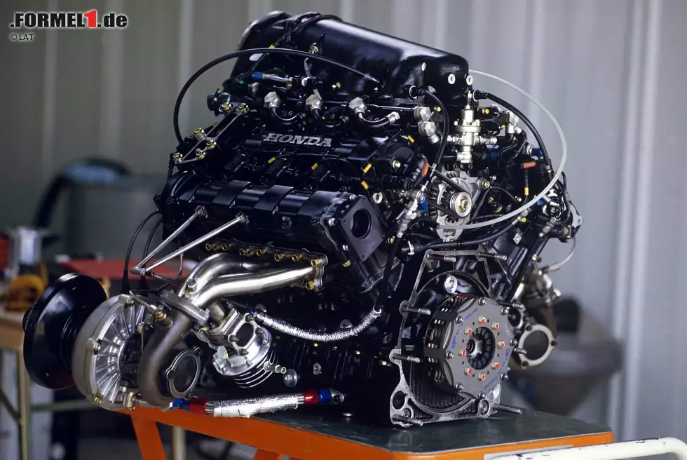Den beeindruckenden Schlusspunkt der ersten Turbo-Ära in der Formel 1 setzte Honda 1988 mit dem RA168E-V6-Triebwerk. Es leistete, durch die Regeln beschränkt auf 2,5 bar Ladedruck und eine maximale Spritmenge von 155 Litern, 680 PS bei 14.000 Umdrehungen pro Minute. Sein Vorgänger, der RA167E hatte bei 4,0 bar Ladedruck noch über 1.000 PS erzielt. Die Spitzenwerte im Qualifying lagen sogar jenseits von 1.300 PS! Foto zur News: Den beeindruckenden Schlusspunkt der ersten Turbo-Ära in der Formel 1 setzte Honda 1988 mit dem RA168E-V6-Triebwerk. Es leistete, durch die Regeln beschränkt auf 2,5 bar Ladedruck und eine maximale Spritmenge von 155 Litern, 680 PS bei 14.000 Umdrehungen pro Minute. Sein Vorgänger, der RA167E hatte bei 4,0 bar Ladedruck noch über 1.000 PS erzielt. Die Spitzenwerte im Qualifying lagen sogar jenseits von 1.300 PS!