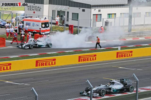 Foto zur News: Die Formel 1 kann gnadenlos sein: Während Lewis Hamilton im Qualifying zusehen muss, rechtzeitig aus seinem brennenden Mercedes zu klettern (Benzinleck), fährt Teamkollege Nico Rosberg auf die Pole-Position. Beinahe eine Wiederholung der Ereignisse von Hockenheim eine Woche zuvor.