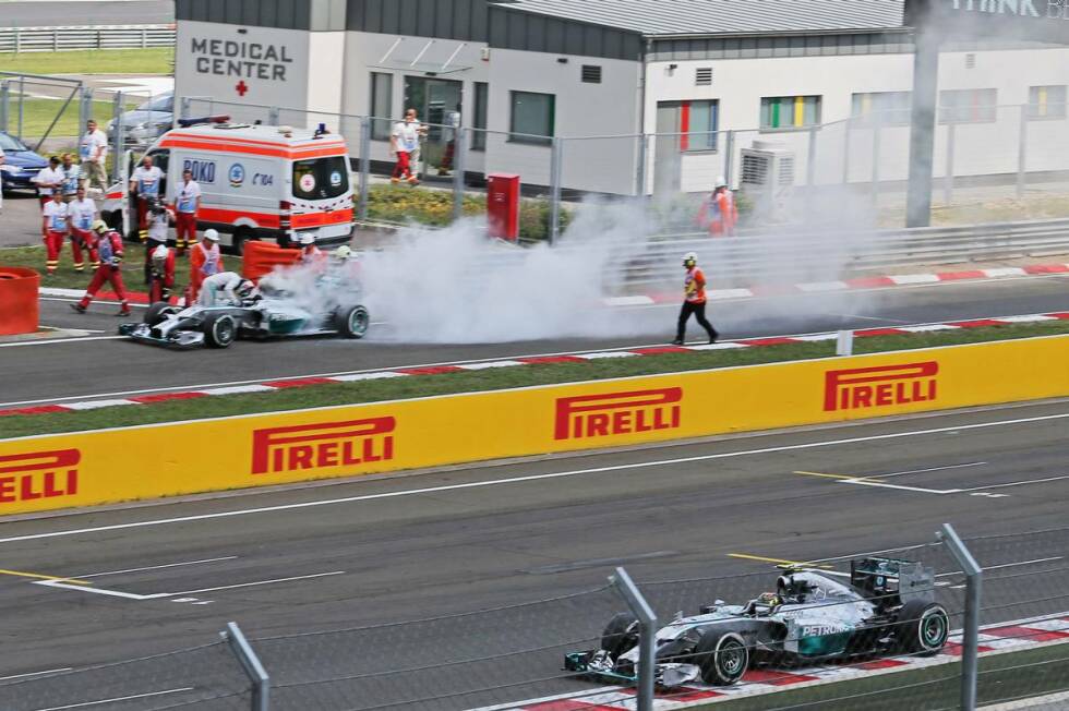 Foto zur News: Die Formel 1 kann gnadenlos sein: Während Lewis Hamilton im Qualifying zusehen muss, rechtzeitig aus seinem brennenden Mercedes zu klettern (Benzinleck), fährt Teamkollege Nico Rosberg auf die Pole-Position. Beinahe eine Wiederholung der Ereignisse von Hockenheim eine Woche zuvor.