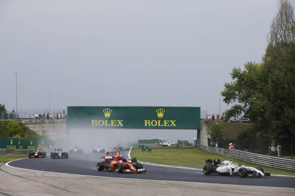 Foto zur News: ... und muss in der zweiten Kurve auch das Beschleunigungsduell gegen Fernando Alonso (Ferrari) verloren geben.