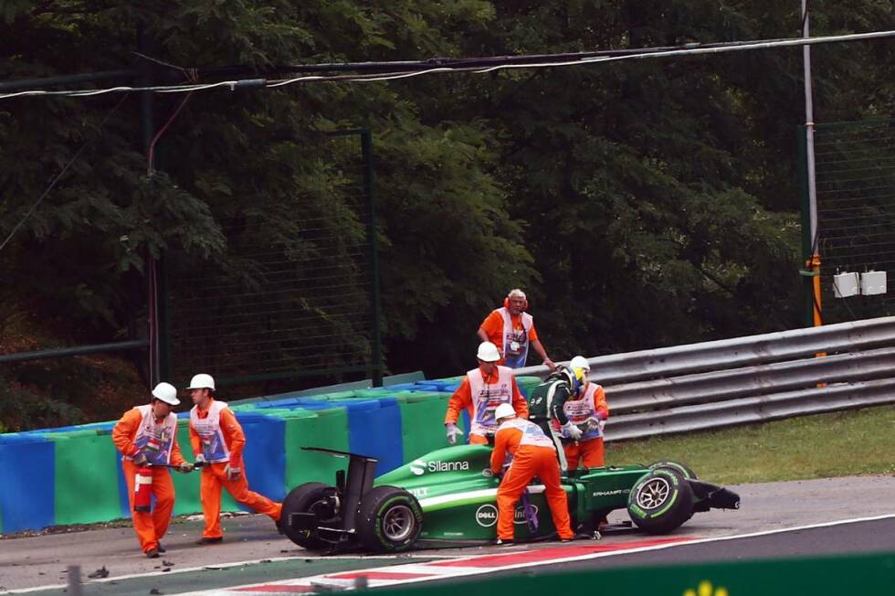 Foto zur News: Aber dann die Wende im Grand Prix: Marcus Ericsson verliert in Kurve 4 die Kontrolle über seinen Caterham, lenkt zu aggressiv gegen - und landet im Reifenstapel. Das Safety-Car muss erstmals auf die Strecke.