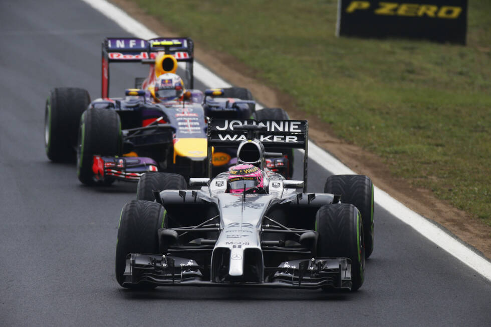 Foto zur News: In der 14. Runde kann das Rennen dann doch neu gestartet werden, und Leader Ricciardo wird sofort von Jenson Button (McLaren) überholt. Dessen Geheimnis: McLaren setzt - ohne Boxenstopp - weiterhin auf Intermediates. Eine Taktik, die nur aufgehen kann, wenn es sofort wieder zu regnen beginnt. Was nicht der Fall ist.
