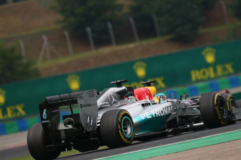Foto zur News: Der große Gewinner der Safety-Car-Phase: Hamilton. Am Ende der 14. Runde liegt er an neunter, nach den überfälligen McLaren-Boxenstopps sogar schon an siebter Stelle. Formatfüllend im Rückspiegel von Vettel, nur noch eine Sekunde hinter Teamkollege Rosberg.