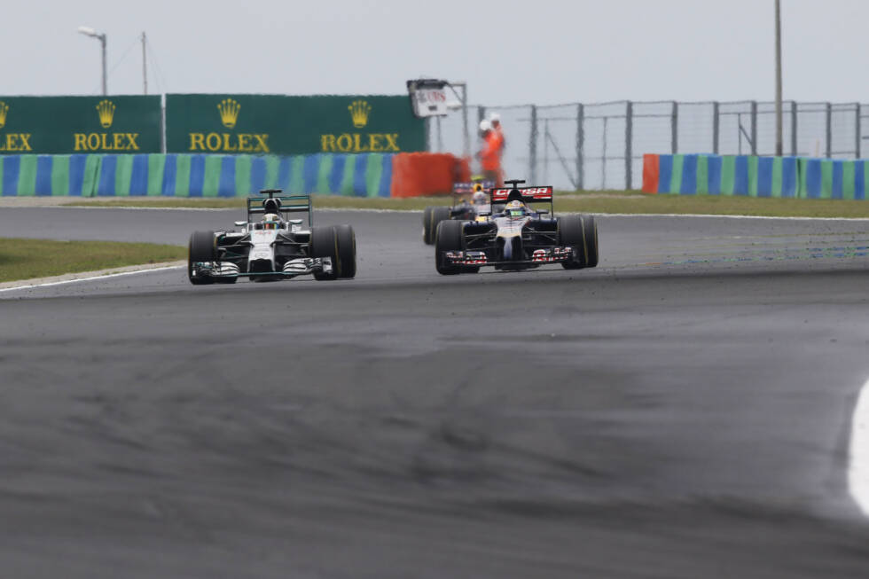 Foto zur News: Ein Beinahe-Crash von Vettel bringt Hamilton in unmittelbare Schlagdistanz zu Vergne, mit dem er nicht so lange fackelt wie zuvor Rosberg: Wie der Brite außen am Toro-Rosso-Junior vorbeizieht, verdient Applaus - und zeigt den Unterschied in der Herangehensweise der beiden Mercedes-Stars an diesem Sonntag. Nicht einmal eine überhitzte Sitzschale (Ursache ungeklärt) kann Hamilton aus dem Konzept bringen. Auch wenn er schon das Schlimmste befürchtet: &quot;Fühlt sich an wie in Kanada.&quot; Wo er ausgeschieden ist...