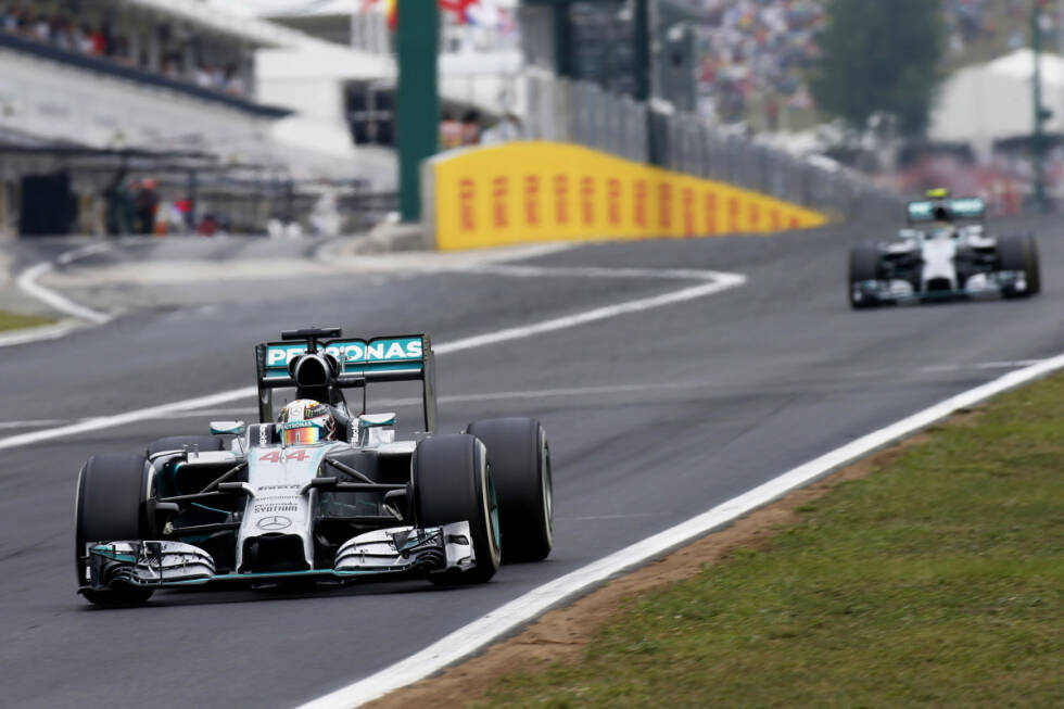 Foto zur News: Zur Rennmitte fährt Hamilton mit harten Reifen vor Rosberg mit weichen. Hamiltons Pirellis sind um zehn Runden frischer, trotzdem kann Rosberg schneller. Also gibt das Team eine Stallorder aus: &quot;Lass Nico vorbei!&quot; Aber das ignoriert der Brite - und erntet Verständnis bei Formel-1-Experte Marc Surer: &quot;Rosberg soll sich nicht aufregen, er ist zu weit hinten.&quot;
